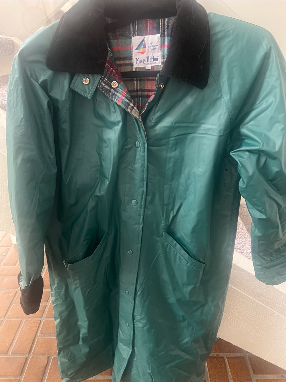 NWOT  Green Waterproof Storm  Coat with plaid lining  & black collarM